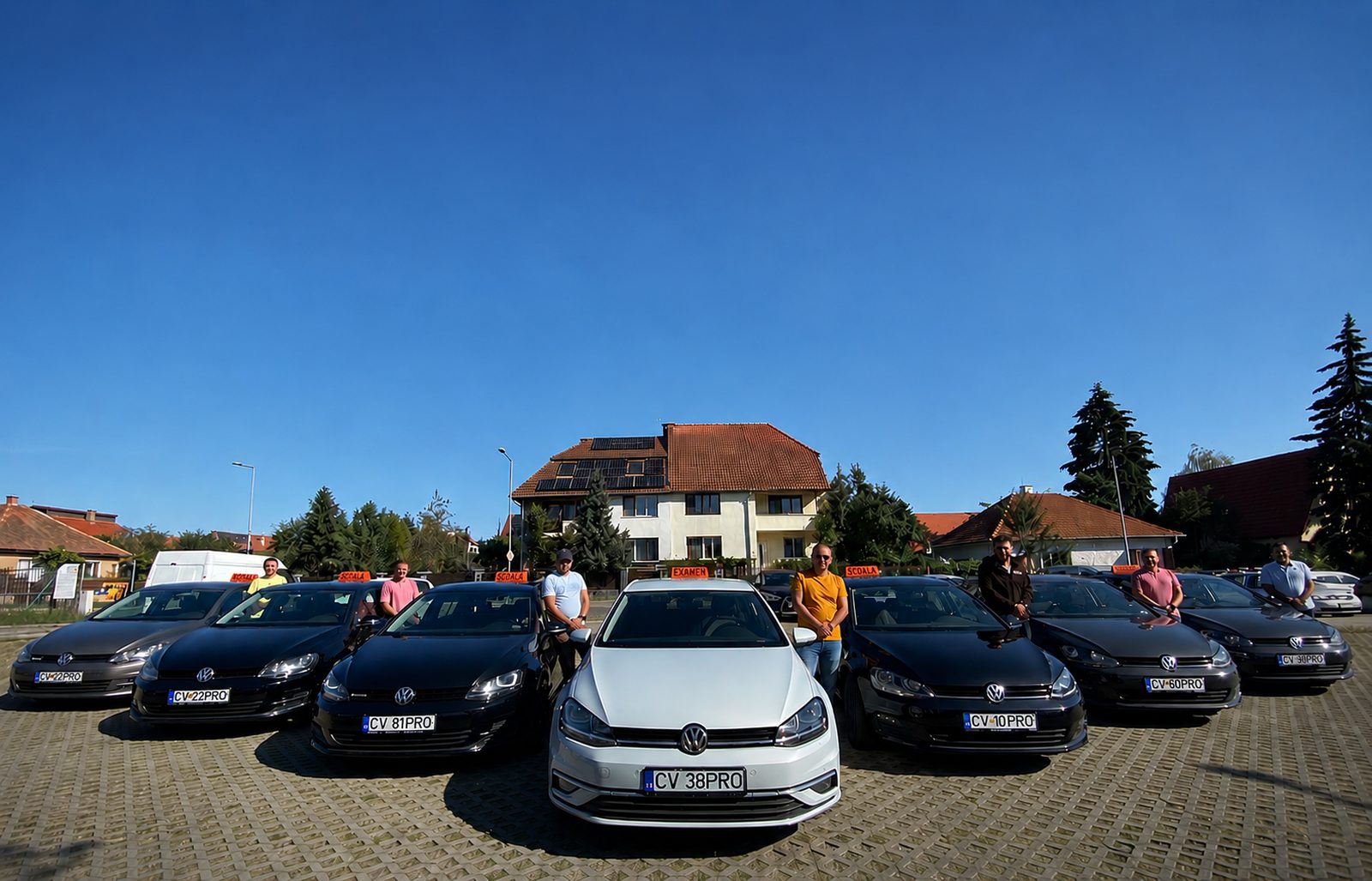 Mașinile de școală și instructorii școlii de șoferi Pro Drive Team din Sfântu Gheorghe, categoria B